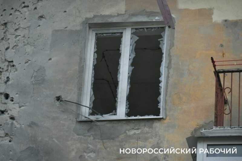 &laquo;Стоял на балконе и вижу &ndash; летит!&raquo; В Новороссийске обследуют пострадавшие от налета БПЛА квартиры
