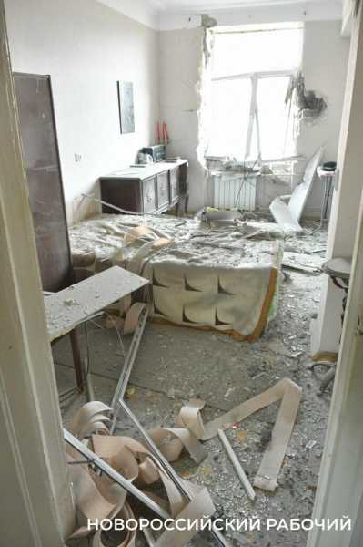 &laquo;Стоял на балконе и вижу &ndash; летит!&raquo; В Новороссийске обследуют пострадавшие от налета БПЛА квартиры