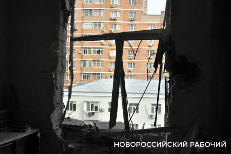 &laquo;Стоял на балконе и вижу &ndash; летит!&raquo; В Новороссийске обследуют пострадавшие от налета БПЛА квартиры
