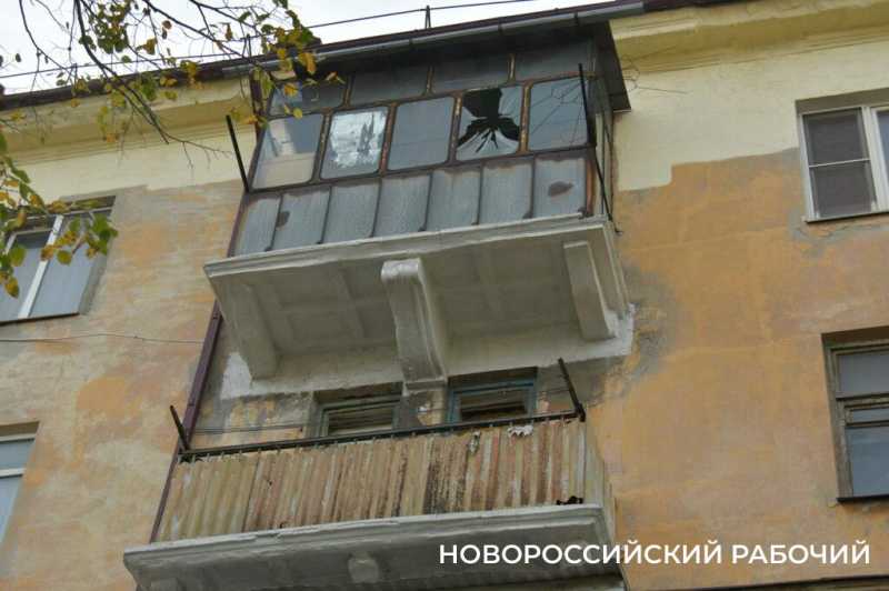 &laquo;Стоял на балконе и вижу &ndash; летит!&raquo; В Новороссийске обследуют пострадавшие от налета БПЛА квартиры