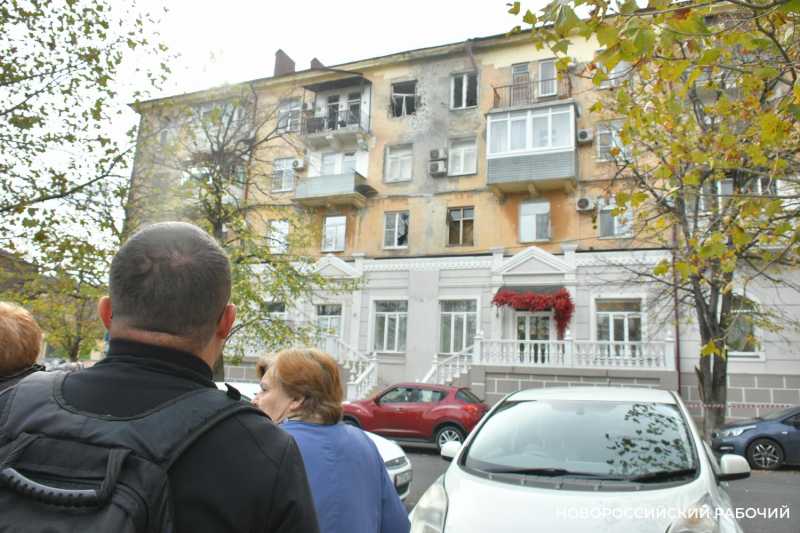 &laquo;Стоял на балконе и вижу &ndash; летит!&raquo; В Новороссийске обследуют пострадавшие от налета БПЛА квартиры