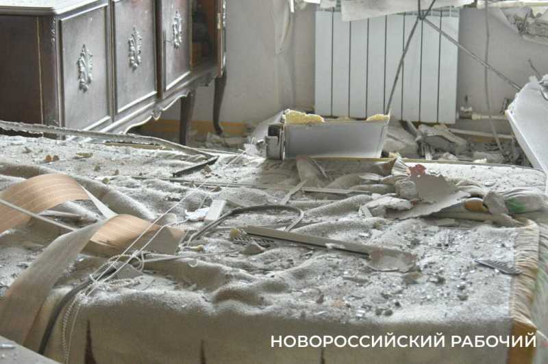 &laquo;Стоял на балконе и вижу &ndash; летит!&raquo; В Новороссийске обследуют пострадавшие от налета БПЛА квартиры