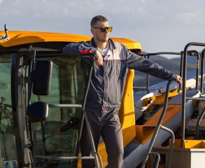 Тракторист Виталий Хибенков справится с работой и в поле, и в селе. Представляем кандидата на премию &laquo;Во благо Новороссийска&raquo;