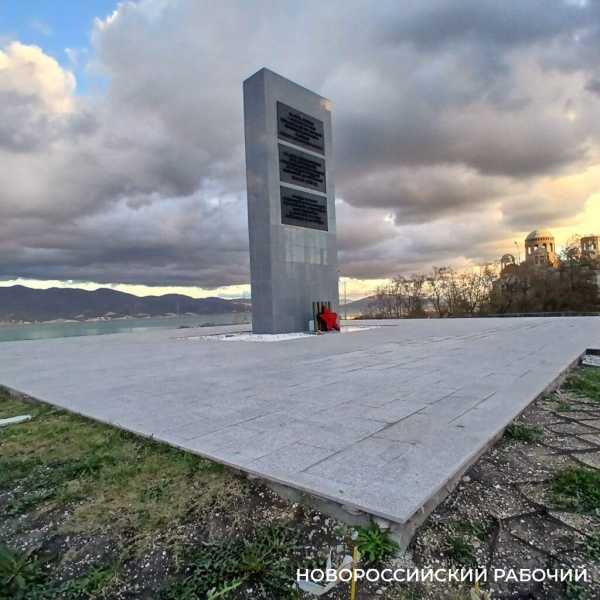 Трава вокруг стелы в Новороссийске будет долго прорастать после рулонного газона