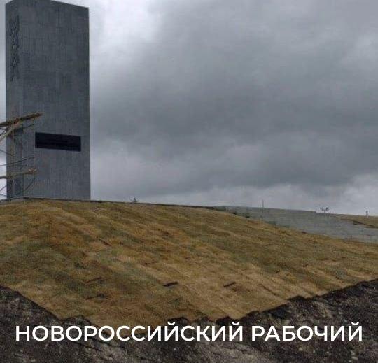 Трава вокруг стелы в Новороссийске будет долго прорастать после рулонного газона