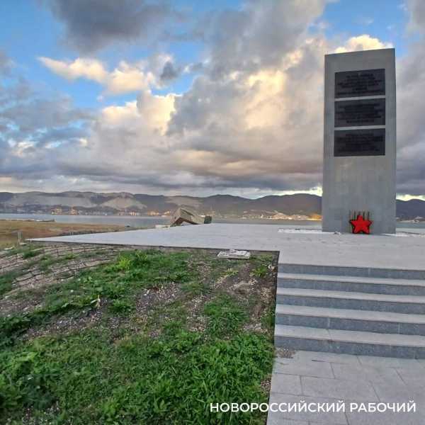 Трава вокруг стелы в Новороссийске будет долго прорастать после рулонного газона