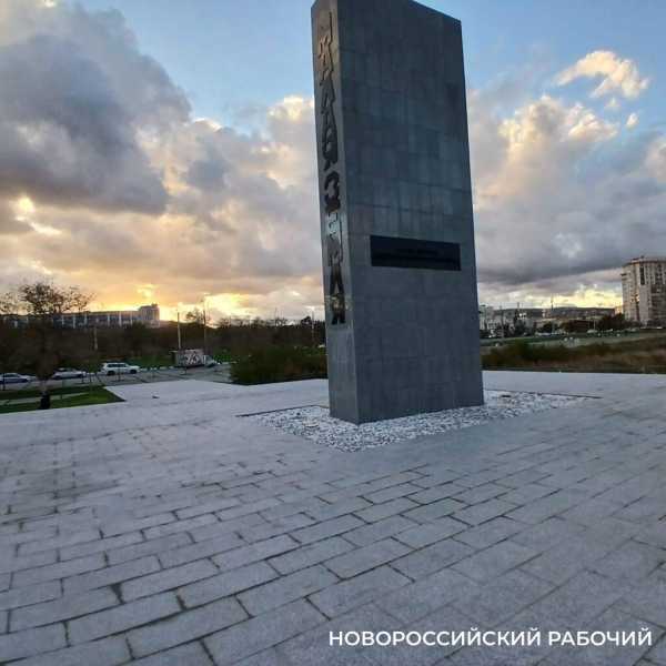 Трава вокруг стелы в Новороссийске будет долго прорастать после рулонного газона