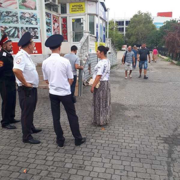 У торговцев возле рынка в Новороссийске изъяли больше 2 тысяч пачек сигарет