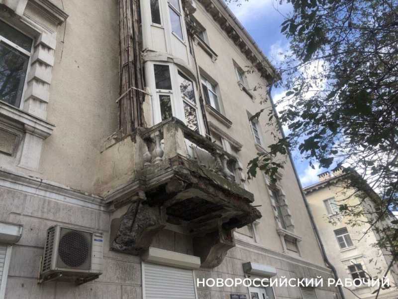 В центре Новороссийска объект культурного наследия будет разрушаться еще 2 года