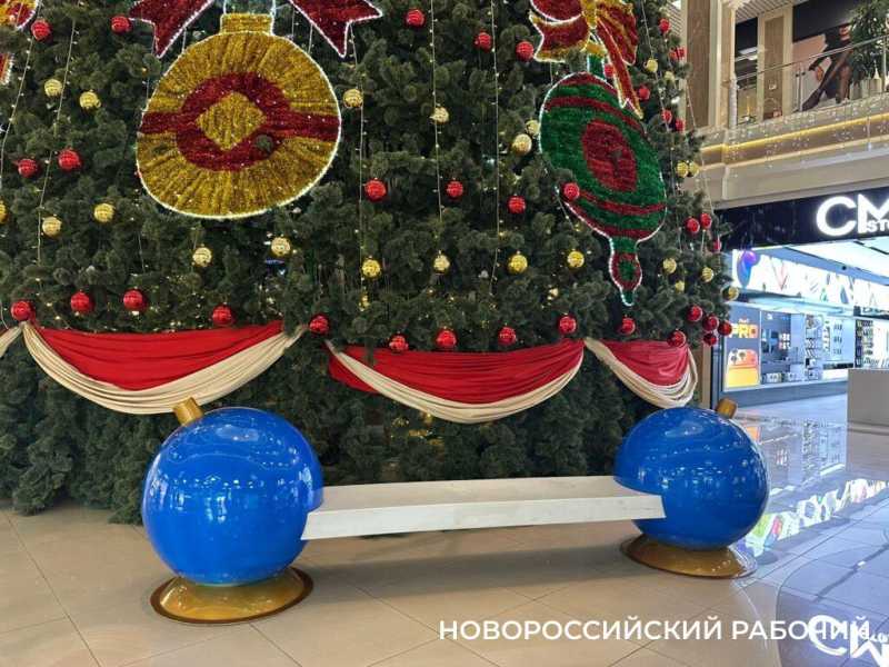 В Новороссийск Новый год уже пришел! В &laquo;Красной площади&raquo; и в парке поставили елку