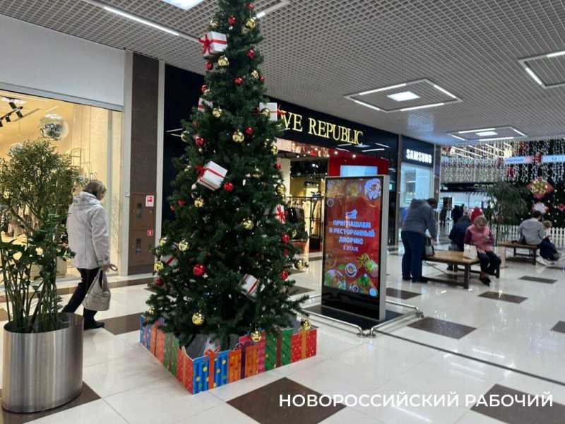 В Новороссийск Новый год уже пришел! В &laquo;Красной площади&raquo; и в парке поставили елку