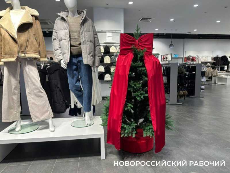 В Новороссийск Новый год уже пришел! В &laquo;Красной площади&raquo; и в парке поставили елку