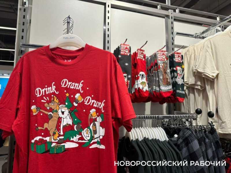 В Новороссийск Новый год уже пришел! В &laquo;Красной площади&raquo; и в парке поставили елку