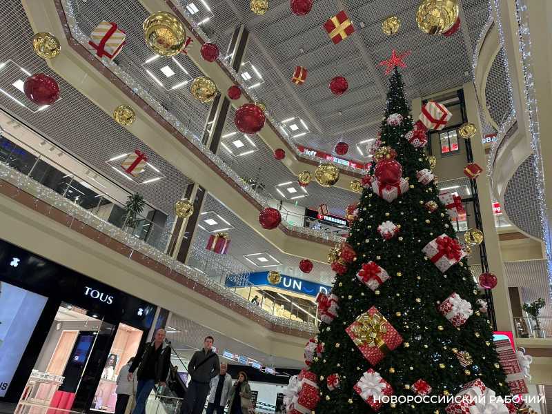 В Новороссийск Новый год уже пришел! В &laquo;Красной площади&raquo; и в парке поставили елку