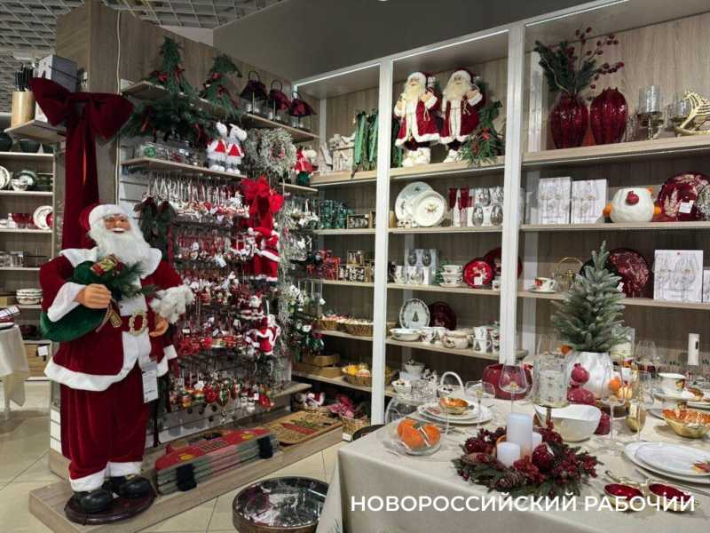 В Новороссийск Новый год уже пришел! В &laquo;Красной площади&raquo; и в парке поставили елку