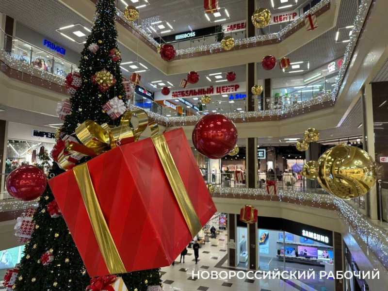 В Новороссийск Новый год уже пришел! В &laquo;Красной площади&raquo; и в парке поставили елку