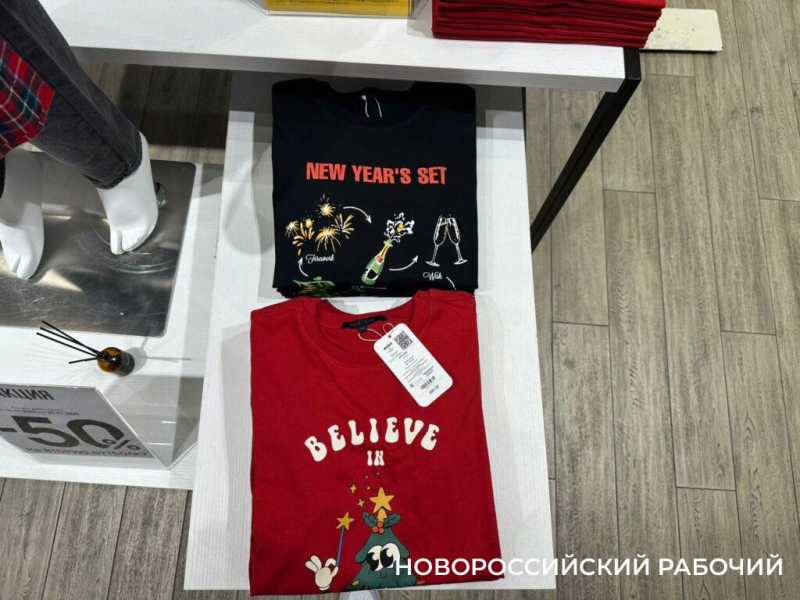 В Новороссийск Новый год уже пришел! В &laquo;Красной площади&raquo; и в парке поставили елку