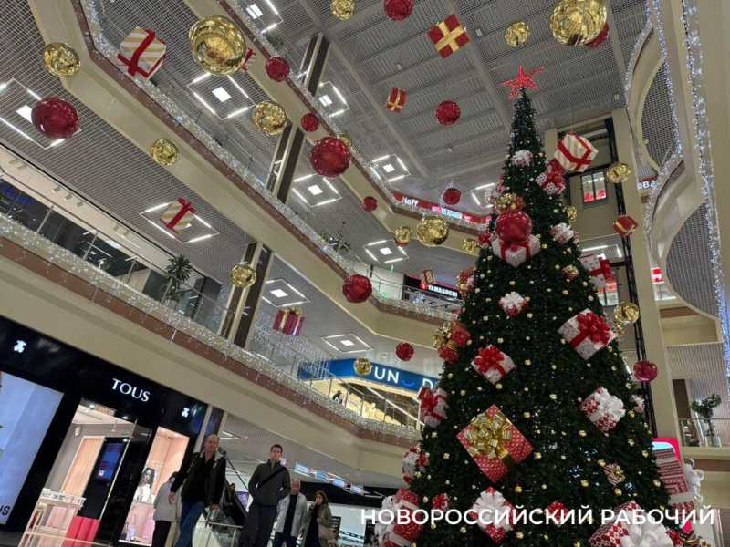 В Новороссийск Новый год уже пришел! В &laquo;Красной площади&raquo; и в парке поставили елку