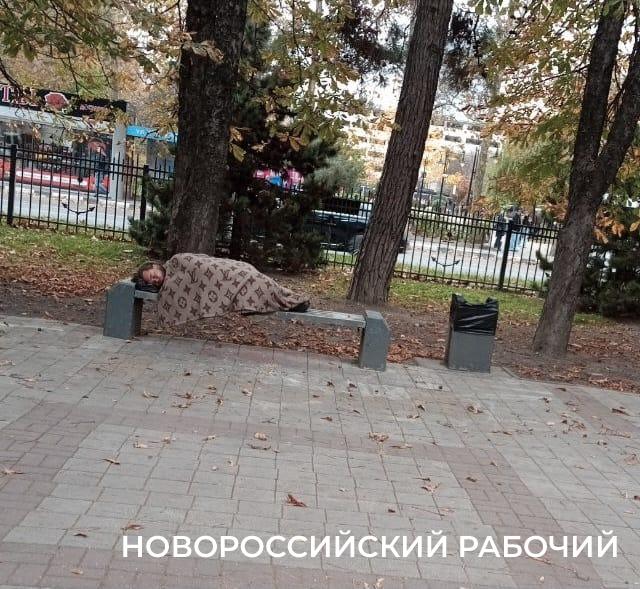 В Новороссийске бомжи на скамейках начали утепляться