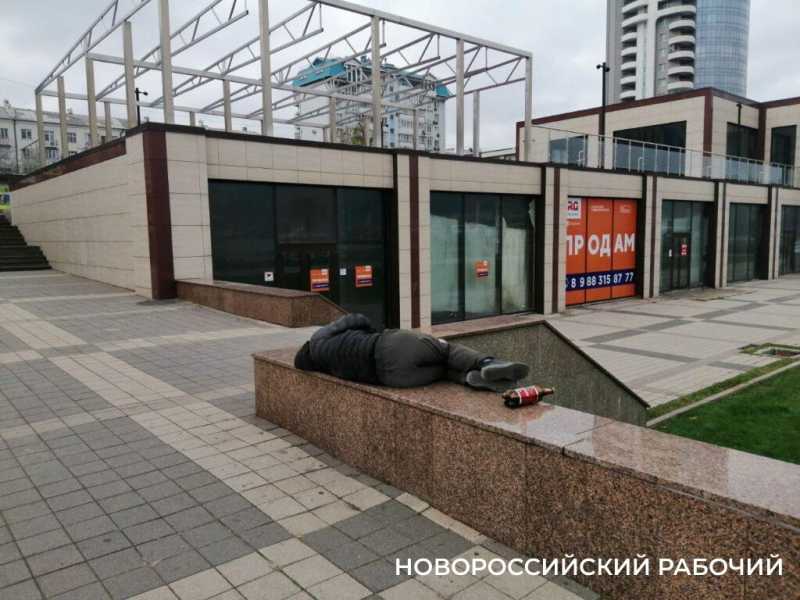 В Новороссийске бомжи на скамейках начали утепляться
