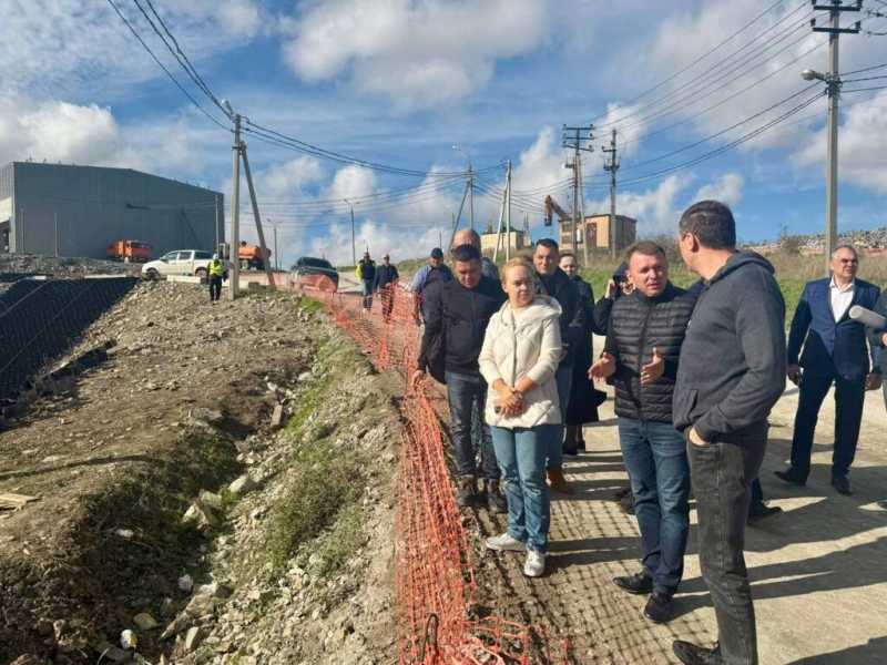 В Новороссийске чиновники проверили, как расширяется мусорный полигон