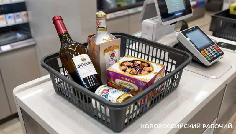 В Новороссийске криминальная пара обманывала кассы самообслуживания в магазине