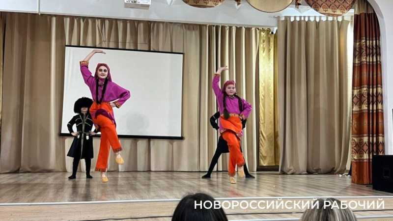 В Новороссийске на одной сцене выступили &laquo;китайцы&raquo;, &laquo;аварцы&raquo;, &laquo;грузины&raquo; и &laquo;мексиканцы&raquo;