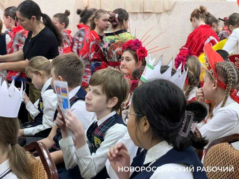 В Новороссийске на одной сцене выступили &laquo;китайцы&raquo;, &laquo;аварцы&raquo;, &laquo;грузины&raquo; и &laquo;мексиканцы&raquo;