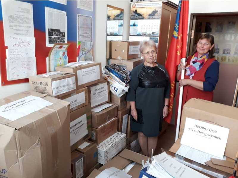 В Новороссийске пенсионерки сделали 3 000 особых подушек для бойцов СВО