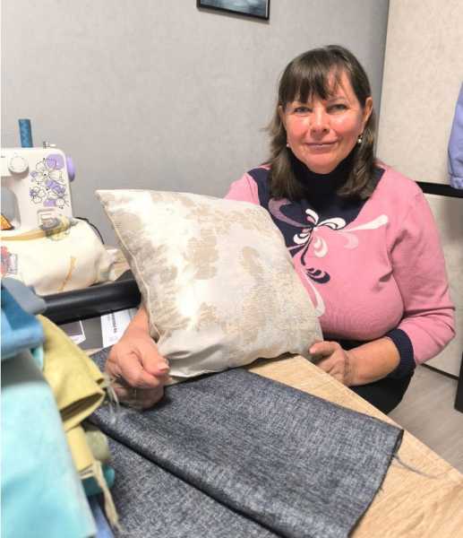 В Новороссийске пенсионерки сделали 3 000 особых подушек для бойцов СВО