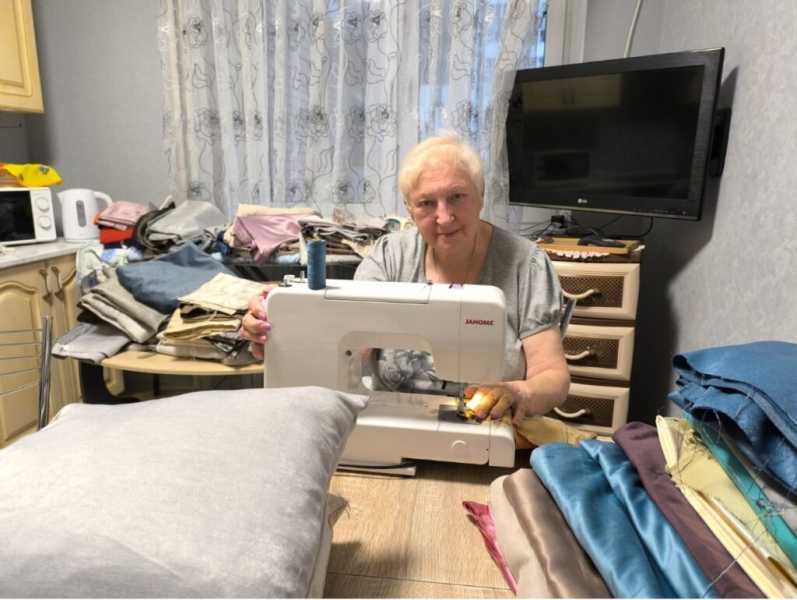 В Новороссийске пенсионерки сделали 3 000 особых подушек для бойцов СВО