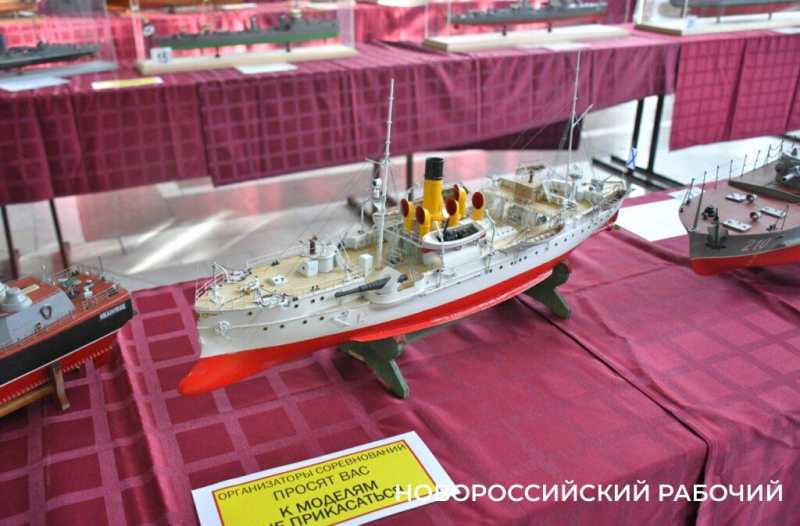 В Новороссийске судомоделисты стремились к победам на парусах мечты