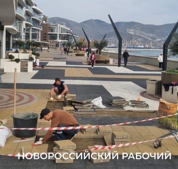 Возле бизнес-центра на горпляже Новороссийска отремонтируют плитку