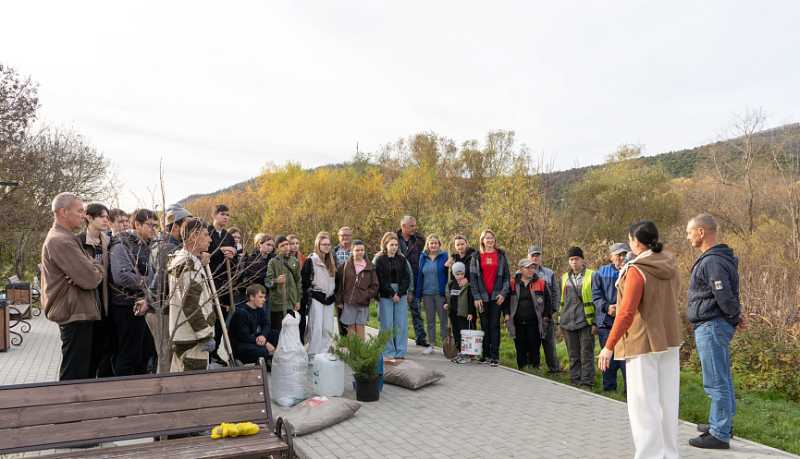Зеленые легкие обогатились: на аллее Славы в Абрау-Дюрсо высадили саженцы клена, можжевельника и липы