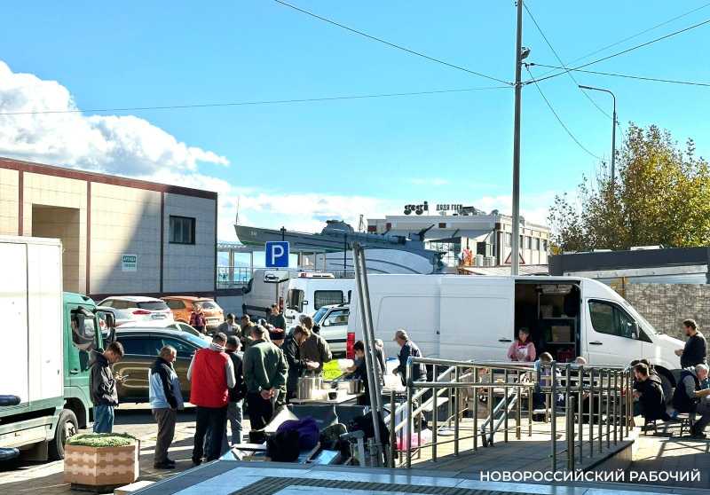 Жителям Новороссийска предложил сыграть в новом сериале прохожих, курортников, красавиц