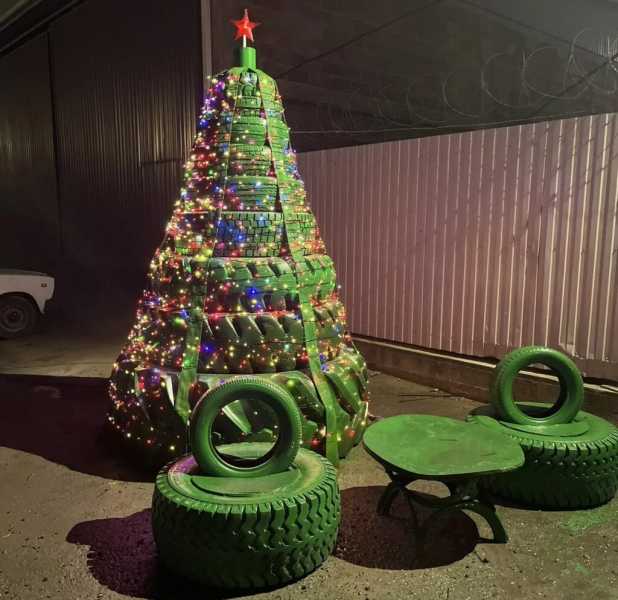 14 старых шин, гирлянда и звезда. Кто придумал установить в промзоне Новороссийска уникальную новогоднюю елку