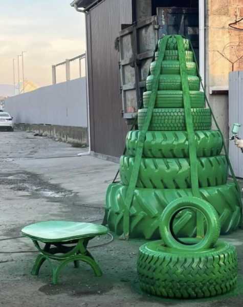 14 старых шин, гирлянда и звезда. Кто придумал установить в промзоне Новороссийска уникальную новогоднюю елку