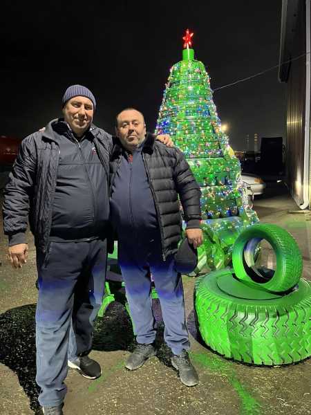 14 старых шин, гирлянда и звезда. Кто придумал установить в промзоне Новороссийска уникальную новогоднюю елку
