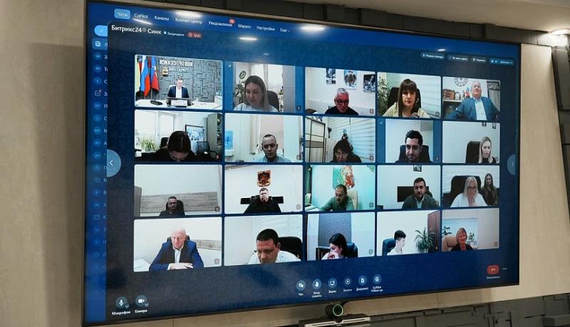 Андрей Кравченко на очередном планерном совещании потребовал от служб более ответственно подходить к предоставлению ответов на запросы новороссийцев