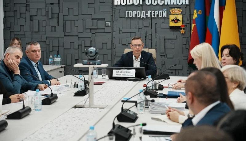 Андрей Кравченко на очередном планерном совещании потребовал от служб более ответственно подходить к предоставлению ответов на запросы новороссийцев