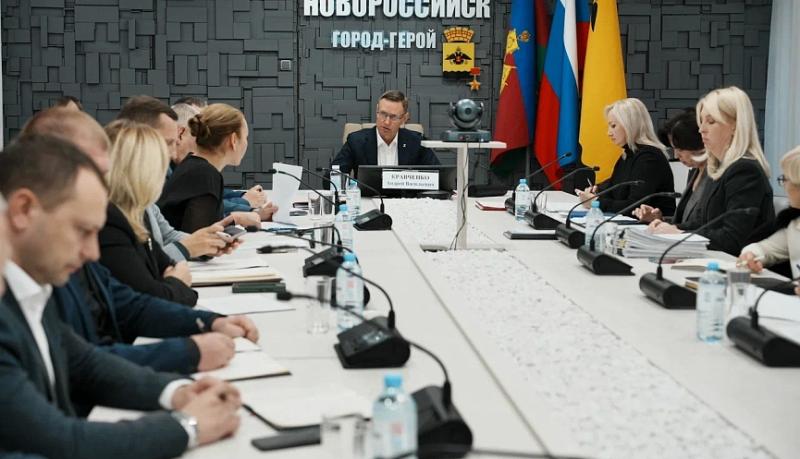 Андрей Кравченко на очередном планерном совещании потребовал от служб более ответственно подходить к предоставлению ответов на запросы новороссийцев