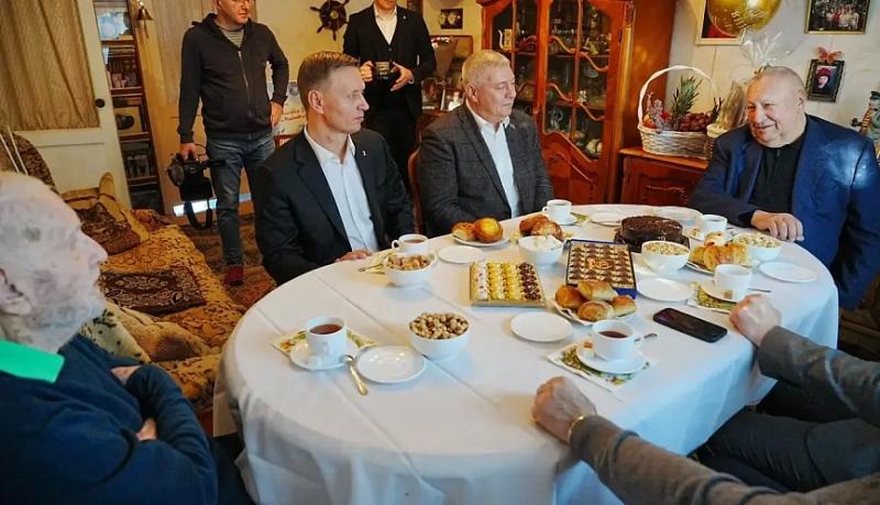 Андрей Кравченко поздравил с днем рождения Героя Социалистического Труда, почётного гражданина города-героя Новороссийска Геннадия Николаевича Федченко