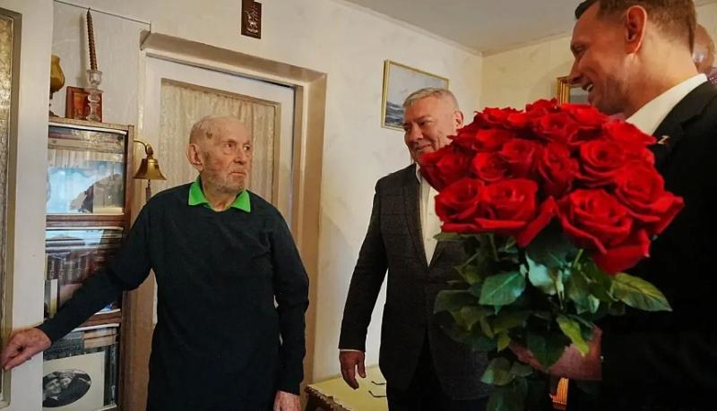 Андрей Кравченко поздравил с днем рождения Героя Социалистического Труда, почётного гражданина города-героя Новороссийска Геннадия Николаевича Федченко