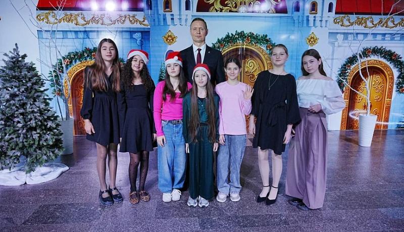 Андрей Кравченко поздравил с Новым годом юных новороссийцев, прославляющих город-герой своими достижениями