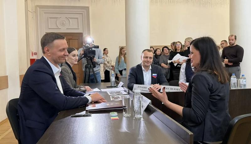 Андрей Кравченко принимает жителей в городском театре Новороссийска  