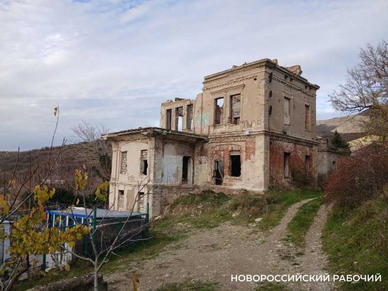 Что осталось от бывшей &laquo;губернской жемчужины&raquo;. Руины дачи Щенсновича в Новороссийске сдают в аренду за 1 рубль
