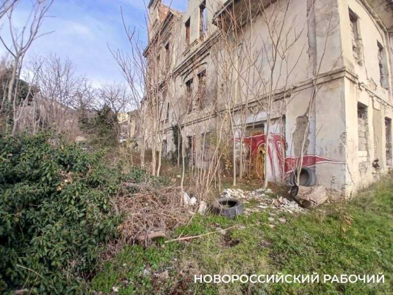 Что осталось от бывшей &laquo;губернской жемчужины&raquo;. Руины дачи Щенсновича в Новороссийске сдают в аренду за 1 рубль