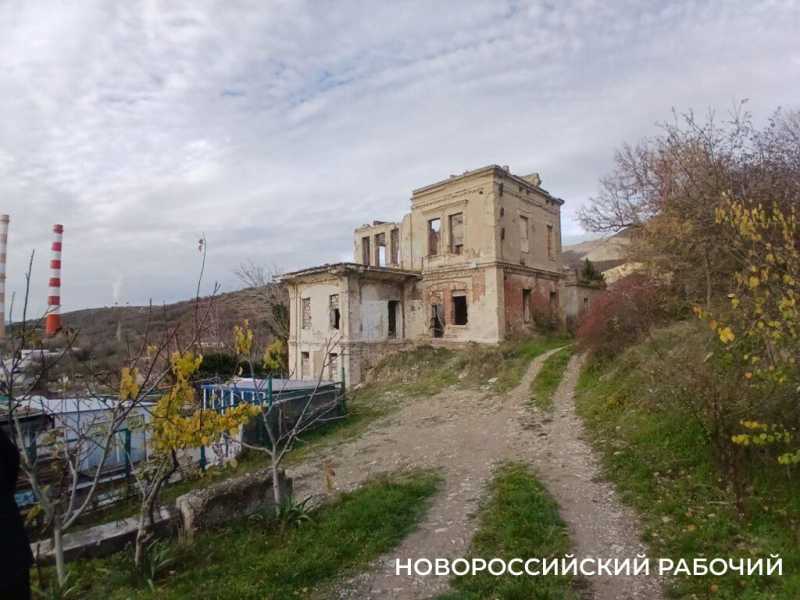 Что осталось от бывшей &laquo;губернской жемчужины&raquo;. Руины дачи Щенсновича в Новороссийске сдают в аренду за 1 рубль