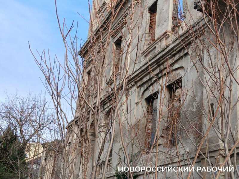 Что осталось от бывшей &laquo;губернской жемчужины&raquo;. Руины дачи Щенсновича в Новороссийске сдают в аренду за 1 рубль