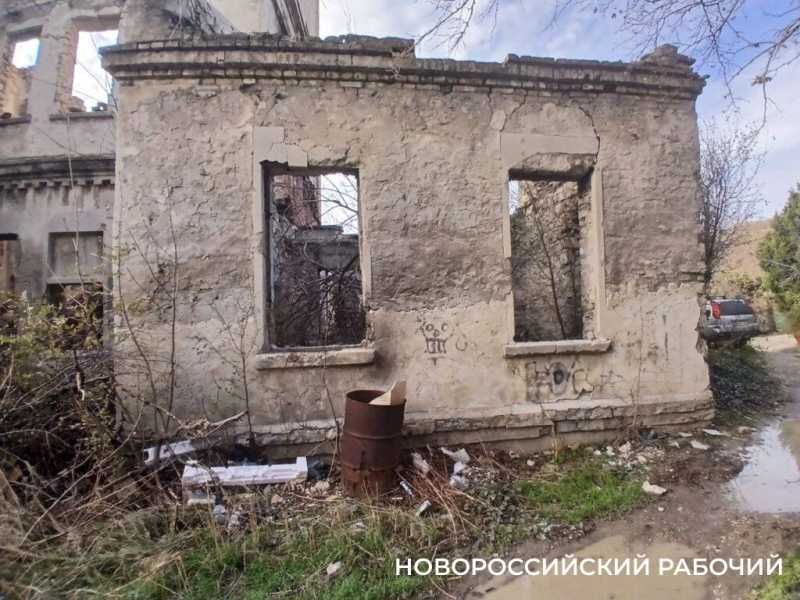 Что осталось от бывшей &laquo;губернской жемчужины&raquo;. Руины дачи Щенсновича в Новороссийске сдают в аренду за 1 рубль